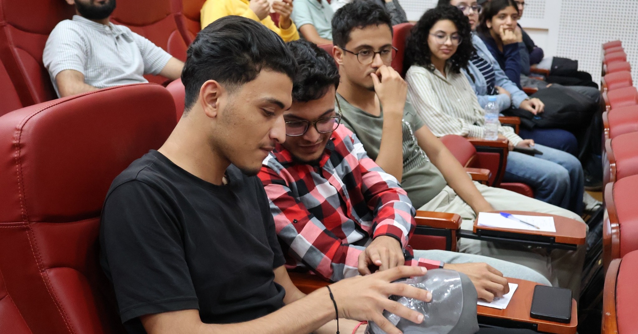 Le vendredi 10 octobre 2025, l’ENSAM Rabat a eu le plaisir d’accueillir le Pr. Saïd MABCHOUR pour une conférence plénière intitulée : « Approches intégrées en bioscience, biomécanique et tribologies appliquées aux systèmes vivants et médico-techniques. »  Une présentation riche en échanges, explorant les liens entre sciences du vivant, conception avancée et innovation médico-technique.